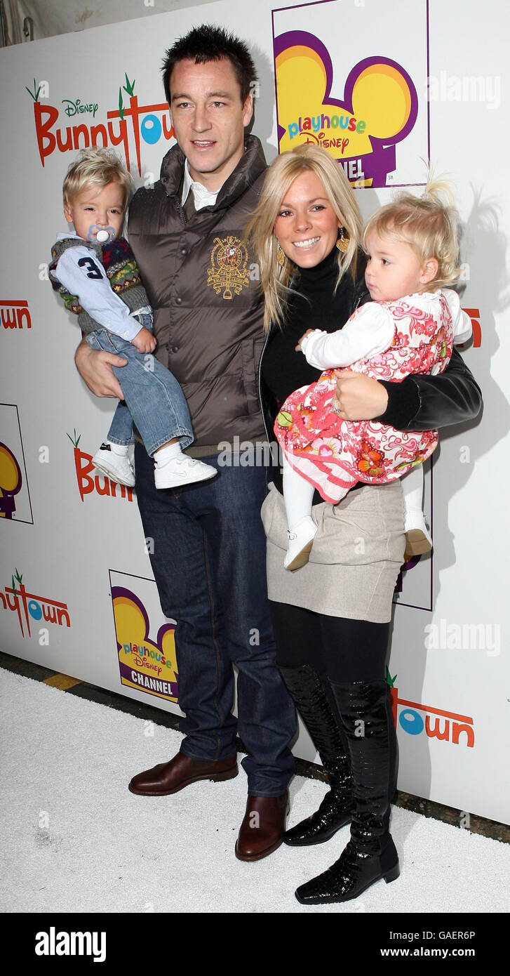John Terry et sa femme Toni Poole arrivent sur le tapis blanc pour la fête de Noël d'hiver au pays des merveilles de Playhouse Disney's Bunnytown dans le centre de Londres. Banque D'Images