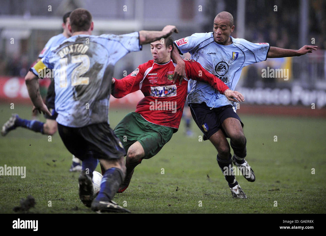 Richard Marshall du chemin de fer Harrogate sous la pression de Jake Buxton (à gauche) de Mansfield Town et Alex John-Baptiste lors du deuxième tour de la coupe FA à la station View, Harrogate. Banque D'Images