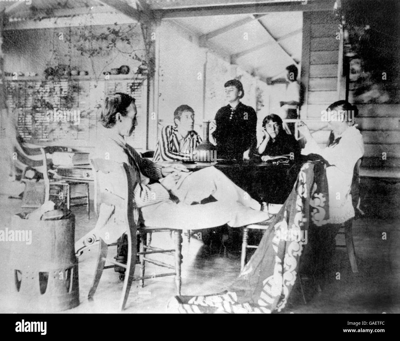 Robert Louis Balfour Stevenson (1850-1894), un écrivain écossais célèbre pour des œuvres telles que l'île au trésor et le Dr Jekyll et Mr Hyde. Cette photo montre lui (assis au premier plan) avec sa famille à sa maison dans les îles hawaïennes, probablement c.1889. Banque D'Images