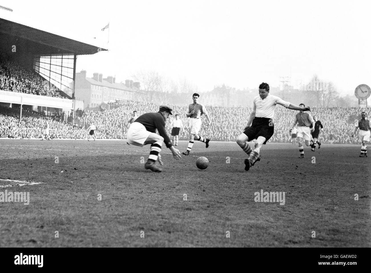 Action de Peter McKennan (à droite), le centre de Middlesbrough vers l'avant, pendant le match d'Arsenal à Highbury. Le score était de 1-1. Banque D'Images