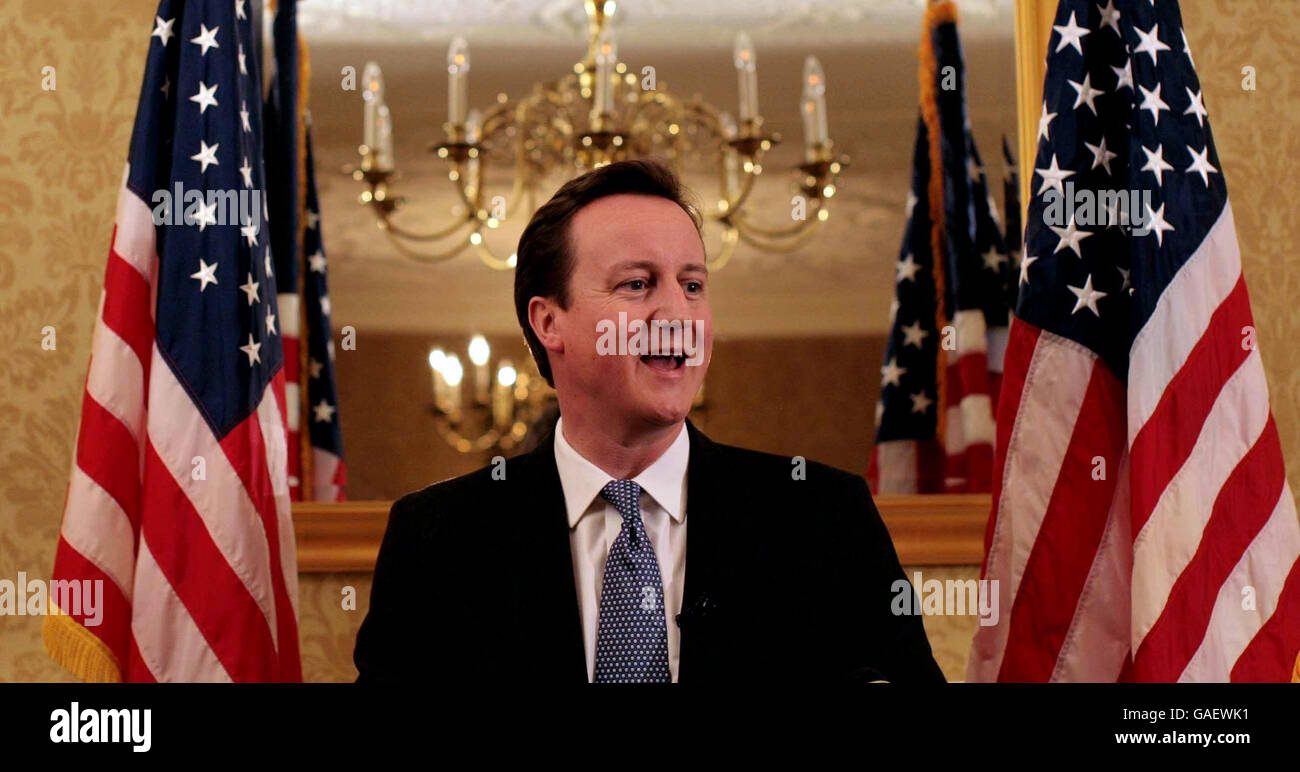 Le chef du Parti conservateur David Cameron tient une conférence de presse dans la salle Windsor de l'hôtel Hay Adams à Washington DC après une rencontre avec le président Bush. Banque D'Images