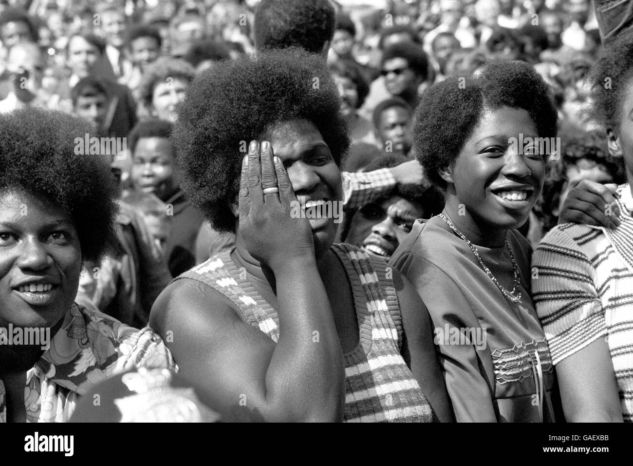 Une femme est émotinale après la victoire des joueurs de cricket des Indes occidentales lors du premier match de test contre l'Angleterre à l'Oval. Banque D'Images