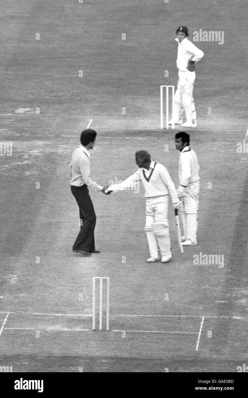 Le capitaine de l'Inde de l'Ouest Rohan Kanhai est félicité par un admirateur pour avoir marqué un siècle le premier jour du test final entre l'Angleterre et les Indes de l'Ouest à Lord. Banque D'Images