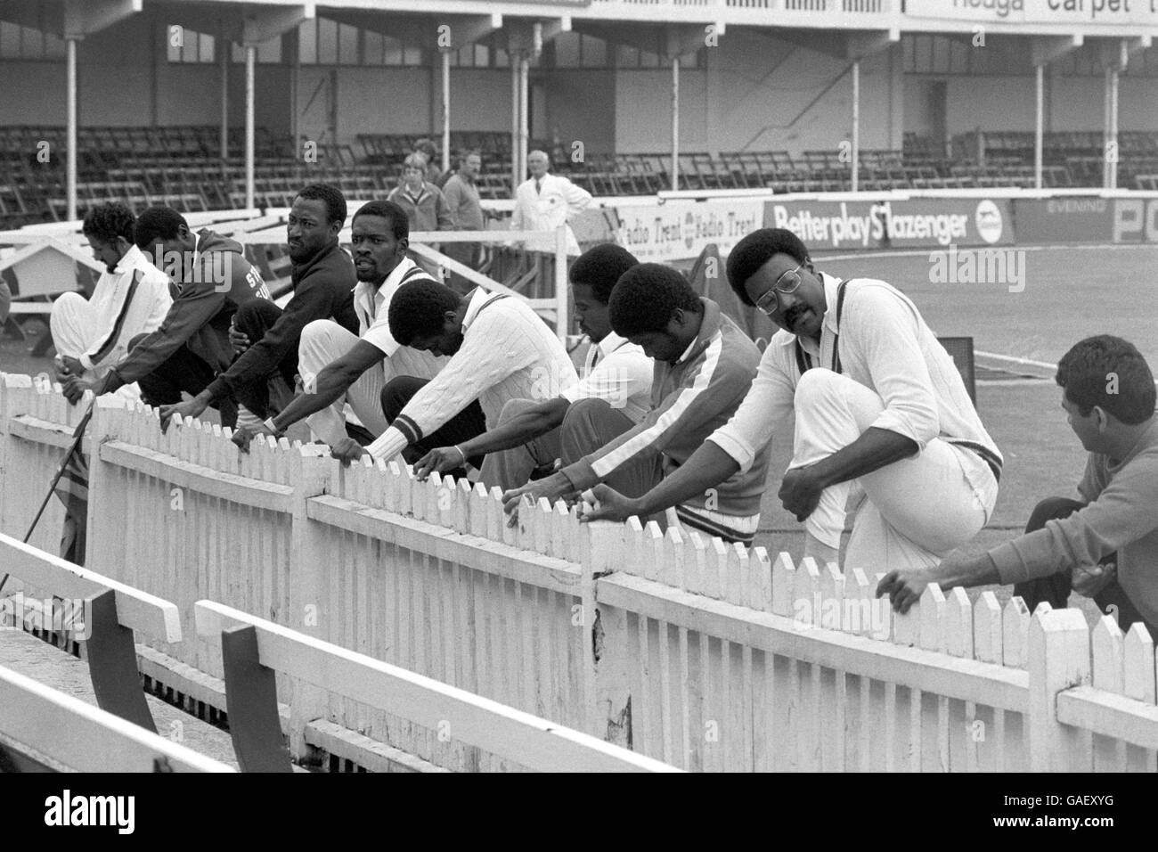 Clive Lloyd (à droite), skipper des Indes occidentales, et son équipe se sont hissés au Trent Bridge avant de reprendre leurs deuxièmes gains le dernier jour du premier match de test de Cornhill contre l'Angleterre. Avec un total de 109 nuits pour deux guichets, les touristes avaient besoin de 99 tours supplémentaires pour obtenir la victoire. Banque D'Images