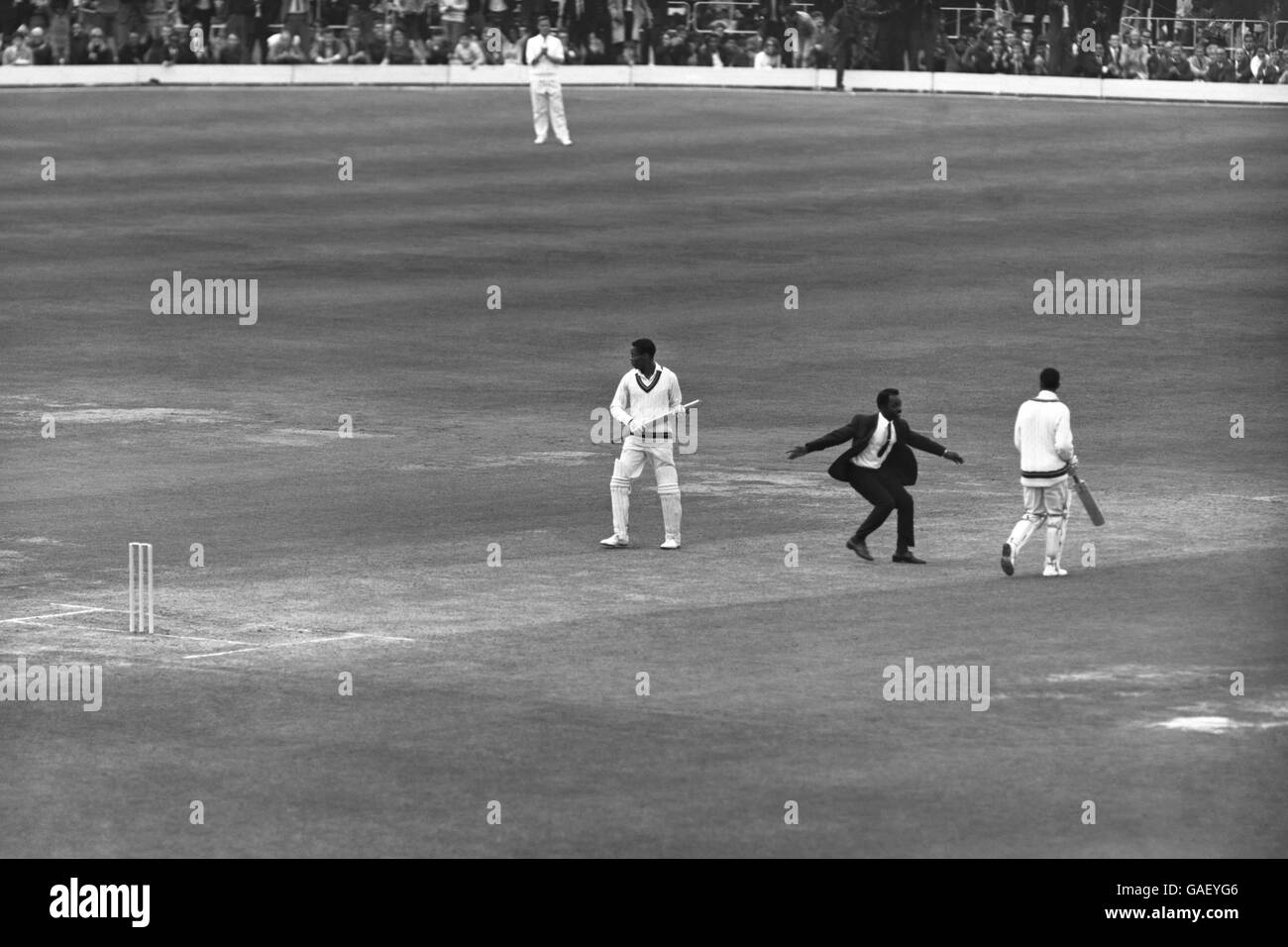 Un fan enthousiaste des Indiens de l'Ouest court sur le terrain pour soulever Gary Sobers de ses pieds quand Sobers avait terminé ses 100 courses. 4e jour du deuxième test aux Lords. Banque D'Images