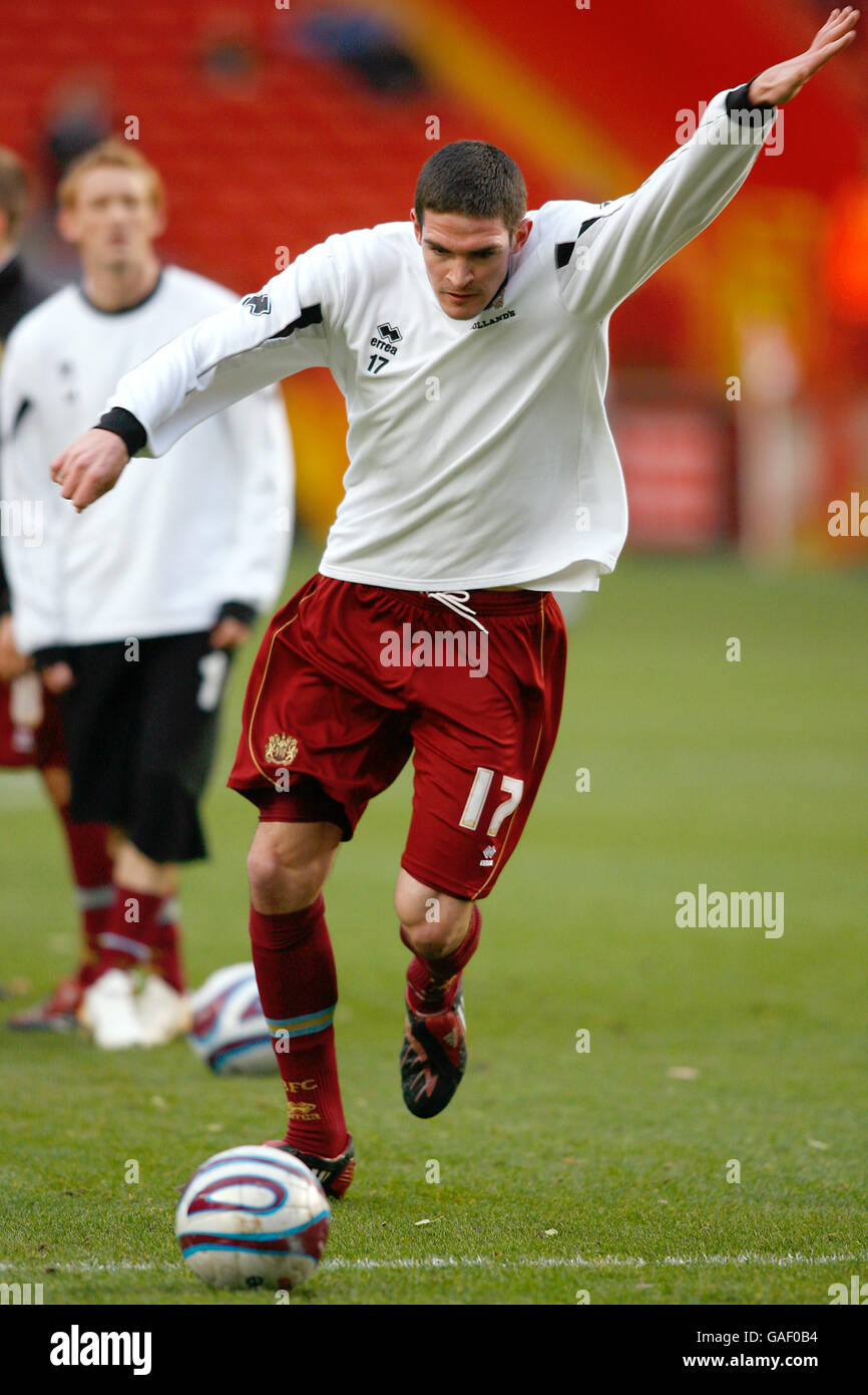 Football - Championnat de la ligue de football Coca-Cola - Charlton Athletic v Burnley - The Valley. Kyle Lafferty de Burnley se réchauffe avant le match. Banque D'Images