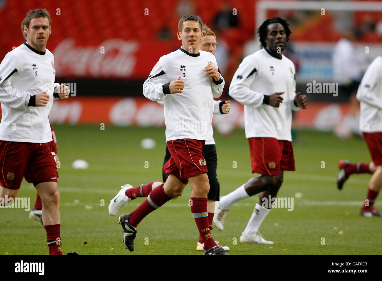 Football - Championnat de la ligue de football Coca-Cola - Charlton Athletic v Burnley - The Valley. Jon Harley de Burnley se réchauffe avant le match. Banque D'Images