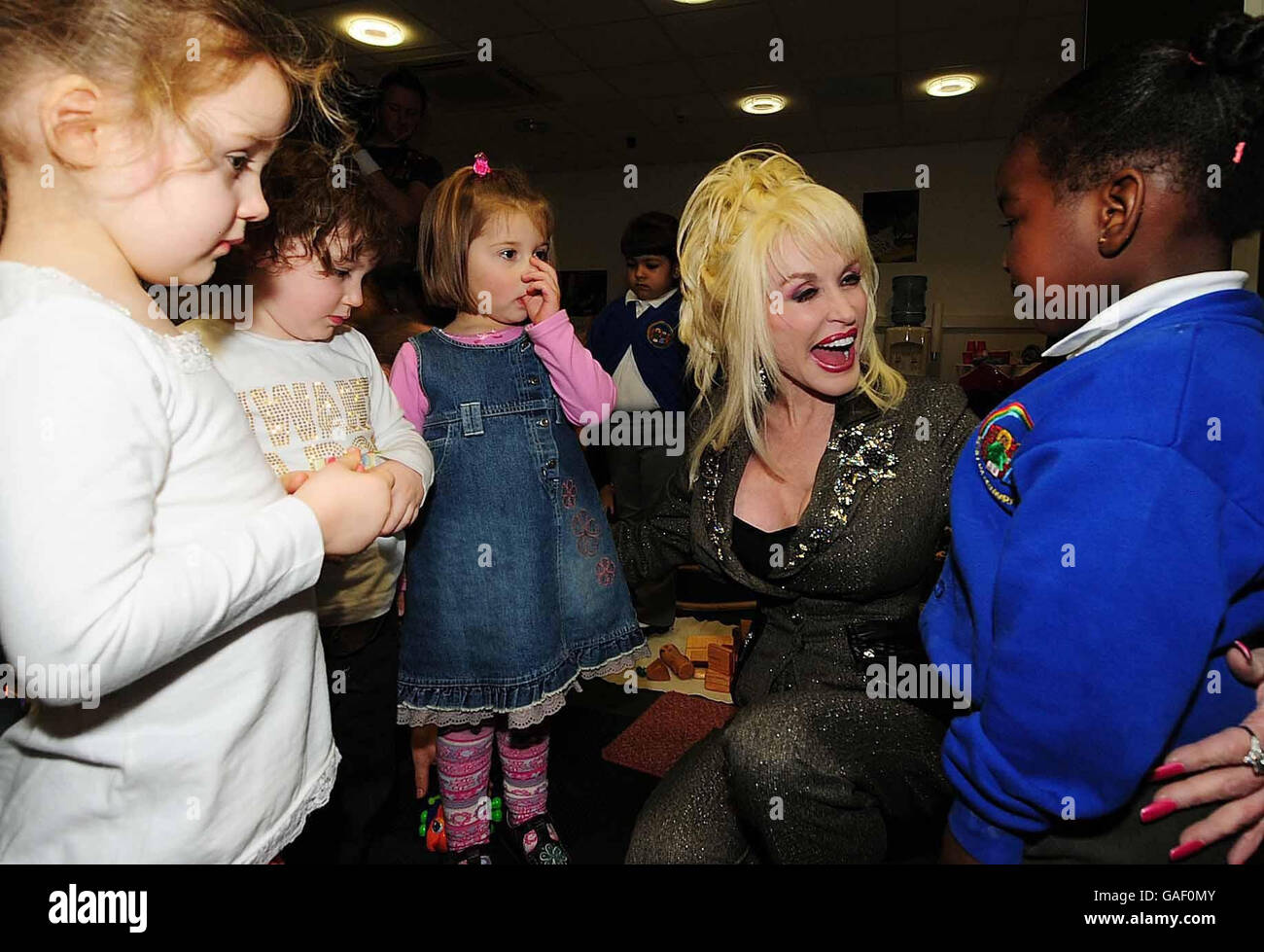 Dolly Parton, la superstar du pays, lance imagination Library, un programme d'alphabétisation pour ses enfants au Magna Science Adventure Centre de Rotherham, dans le Yorkshire du Sud. Banque D'Images