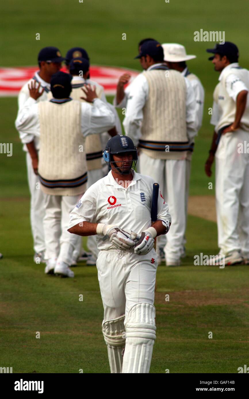 Cricket - Angleterre / Inde - troisième test de npower - troisième jour.Le capitaine de l'Angleterre Nasser Hussain quitte le champ après avoir été donné, LBW au large de l'Inde Zaheer Khan Banque D'Images