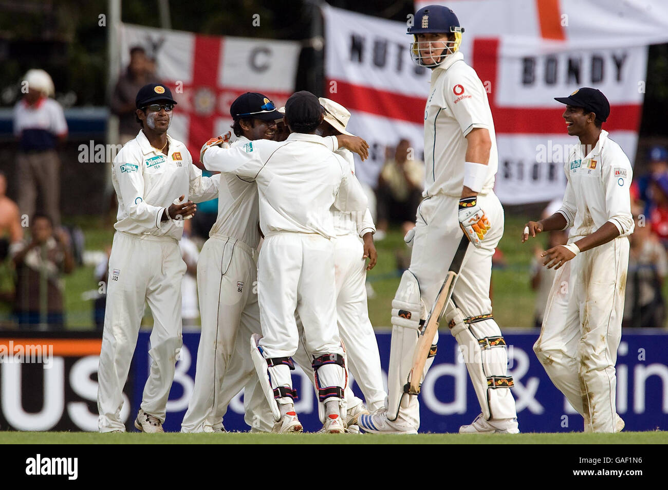 Les cinq anciens du Sri Lanka fêtent après que Chamara Silva a pris l'Angleterre Kevin Pietersen lors du deuxième test au terrain du club sportif cinghalais, Colombo, Sri Lanka. Banque D'Images