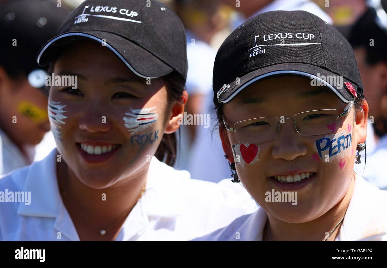 Kim In-Kyung (l) et Shin Ji-Yai de Team Asia célèbrent leur victoire des équipes Banque D'Images