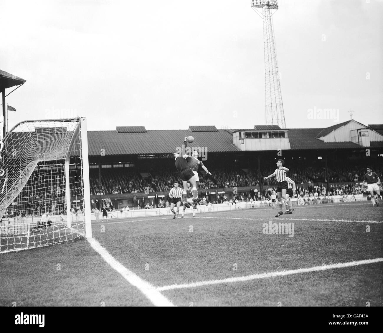 (G-D) le gardien de but de Sheffield United Alan Hodgkinson pointe clairement de Chelsea Ponts Barry Banque D'Images