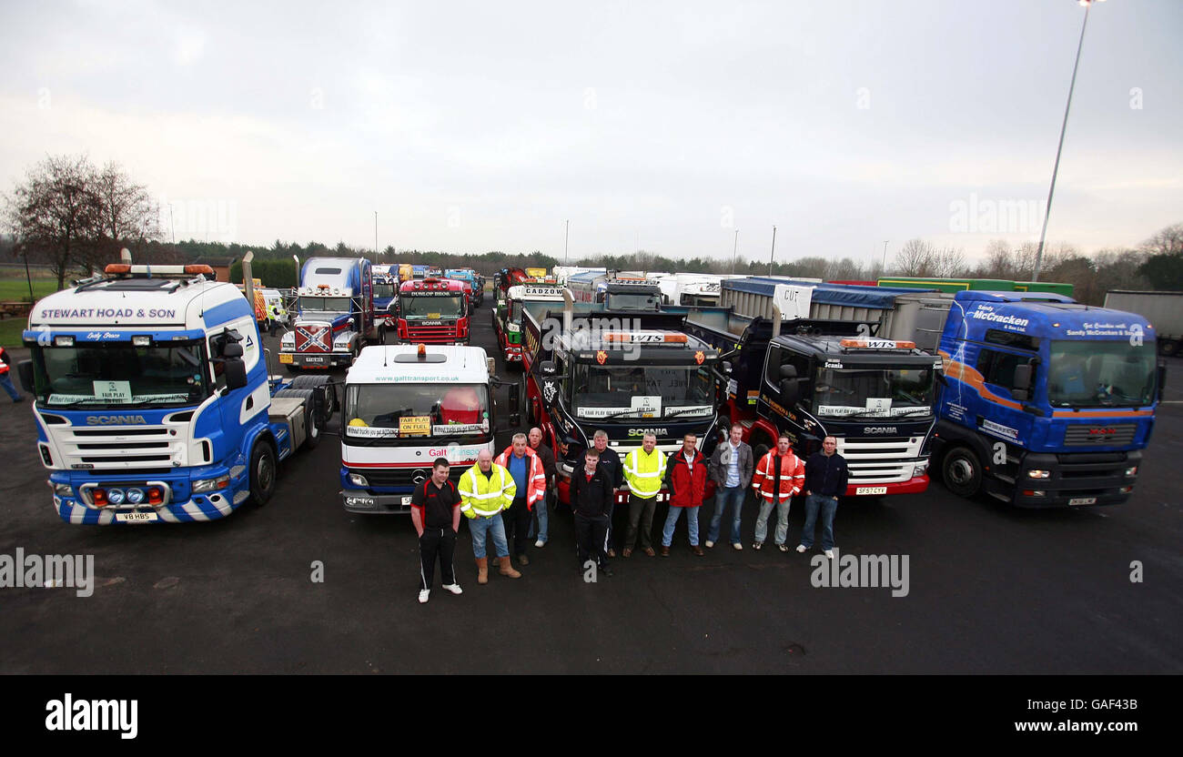 Une poignée de manifestants pour le carburant de la Road Haulage Association of Scotland, attendent de quitter les services de Hamilton et se dirigent vers l'usine d'Ineos à Grangemouth avant de rejoindre l'A80 et de se diriger vers le sud pour manifester contre le prix élevé des taxes sur le carburant et le diesel. Banque D'Images