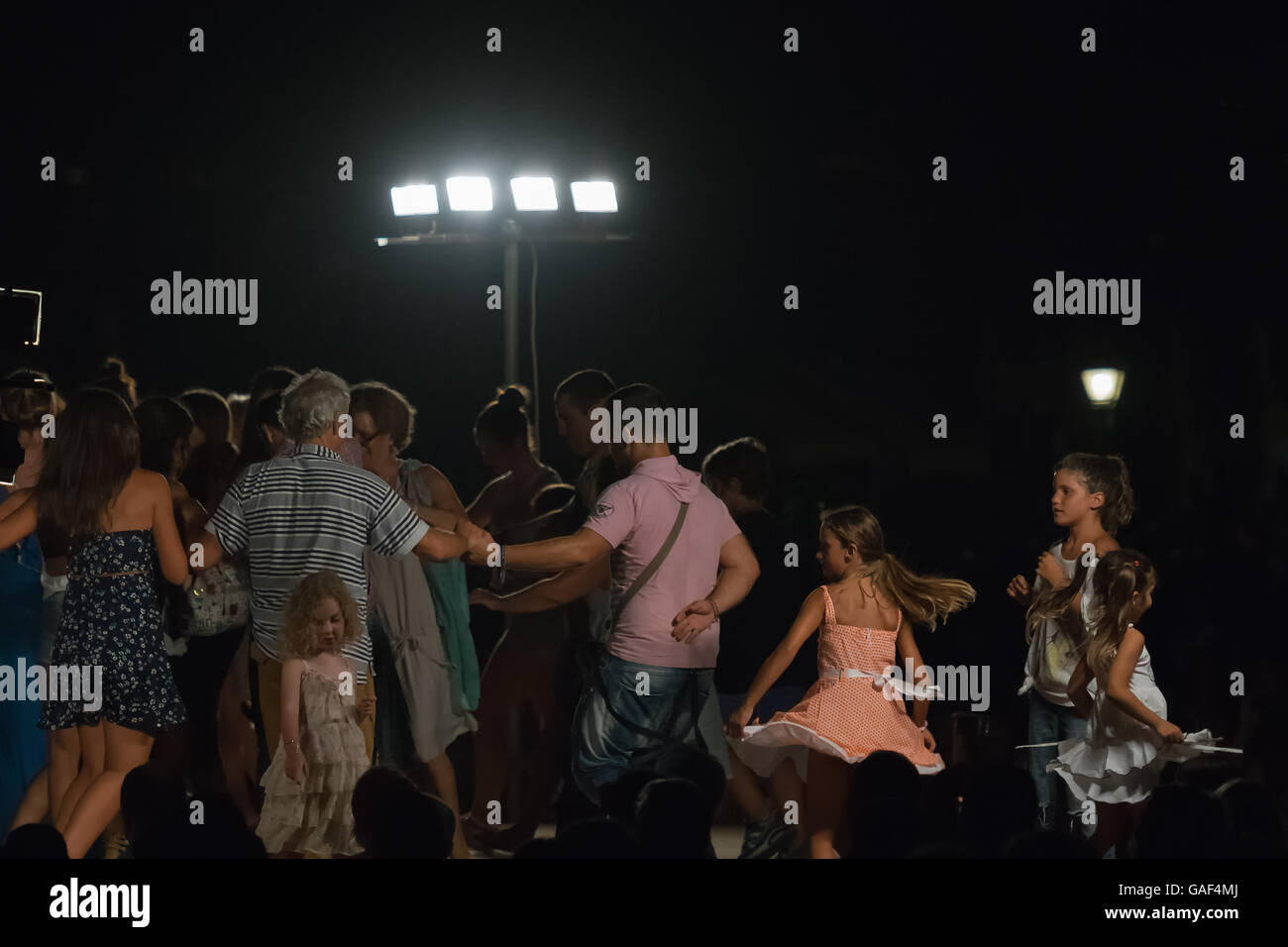 Paros, Grèce, 15 août 2015. Les gens dansent une danse traditionnelle dans le grand festival au nom de sainte Marie à Paroikia j Banque D'Images