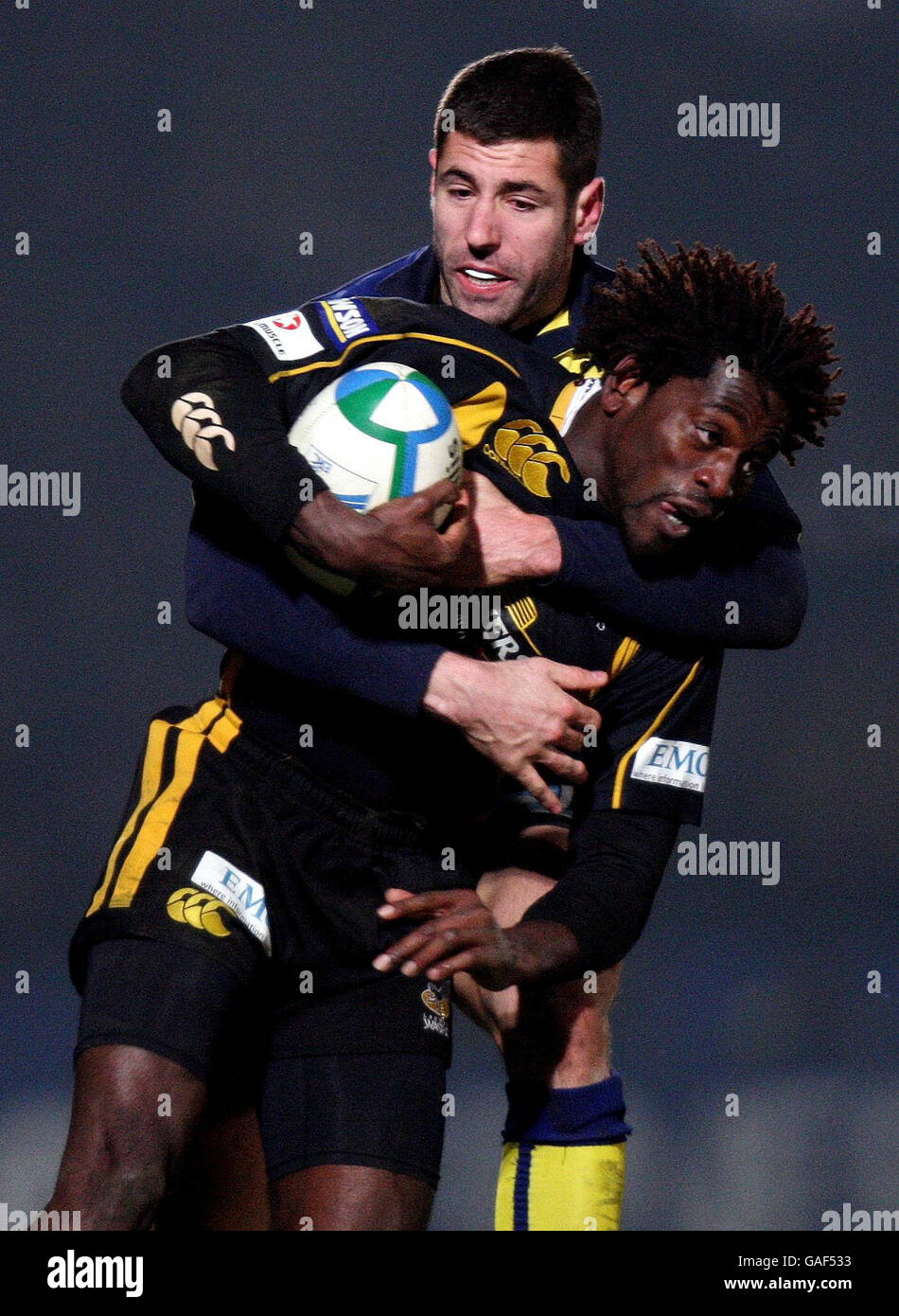 Rugby Union - Heineken Cup - Pool 5 - Round 4 - London Wasps / ASM Clermont Auvergne - Adams Park.Le joueur des Wasps Paul Sackey est attaqué par Julien Malzieu de Clermont lors du match de la coupe Heineken à Adams Park, High Wycombe. Banque D'Images