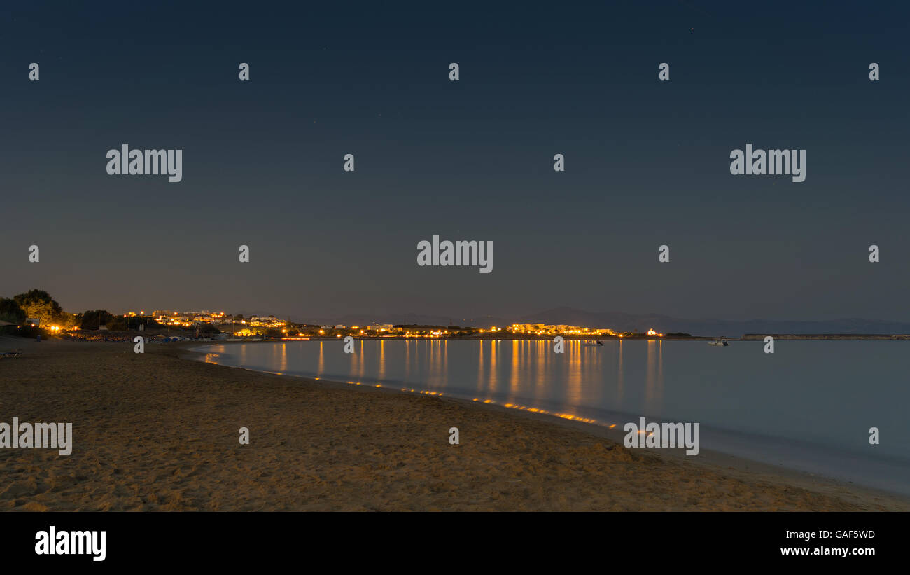 Vue de nuit sur la plage d'Or ou Xrisi Akti en l'île de Paros en Grèce. Banque D'Images