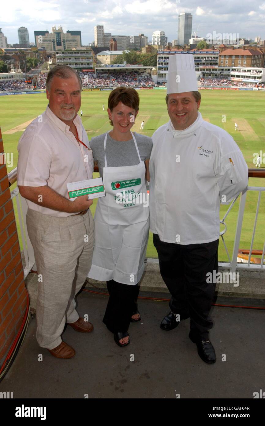 Cricket - Angleterre / Inde - quatrième test npower -quatrième jour.L'ancien capitaine de l'Angleterre Mike Gatting présente le gagnant du concours de lady de thé npower, Kay Smart, avec ses bons d'échange avec le chef Neil Pope de Surrey Banque D'Images