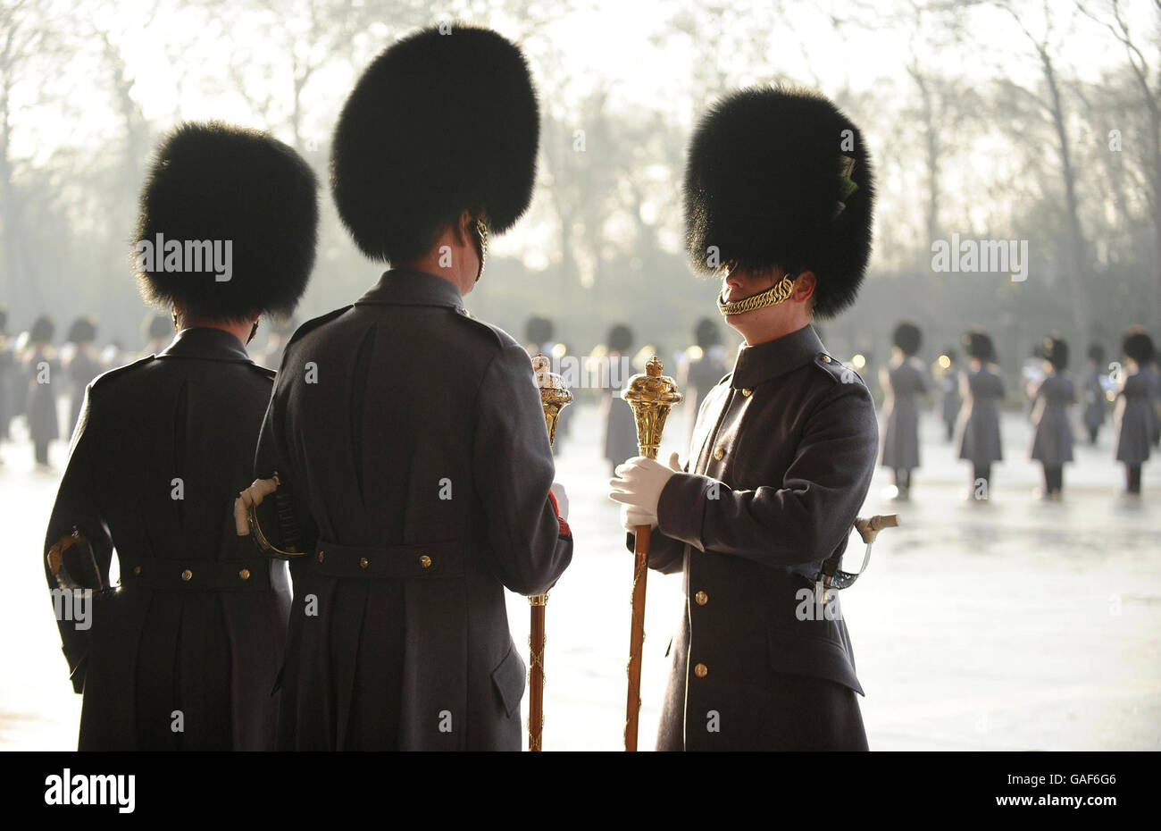 Coldstream Guards au terrain de parade des casernes de Chelsea avant de marcher pour la dernière fois. Banque D'Images