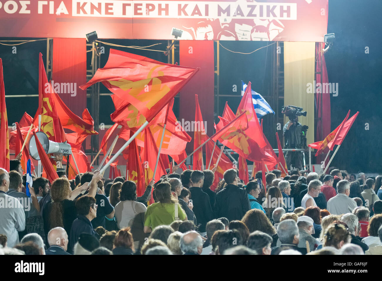 Athènes, Grèce, 10 octobre 2015. Fans de l'aile gauche KKE agitant leurs drapeaux dans Dimitris Koutsoubas discours public. Banque D'Images