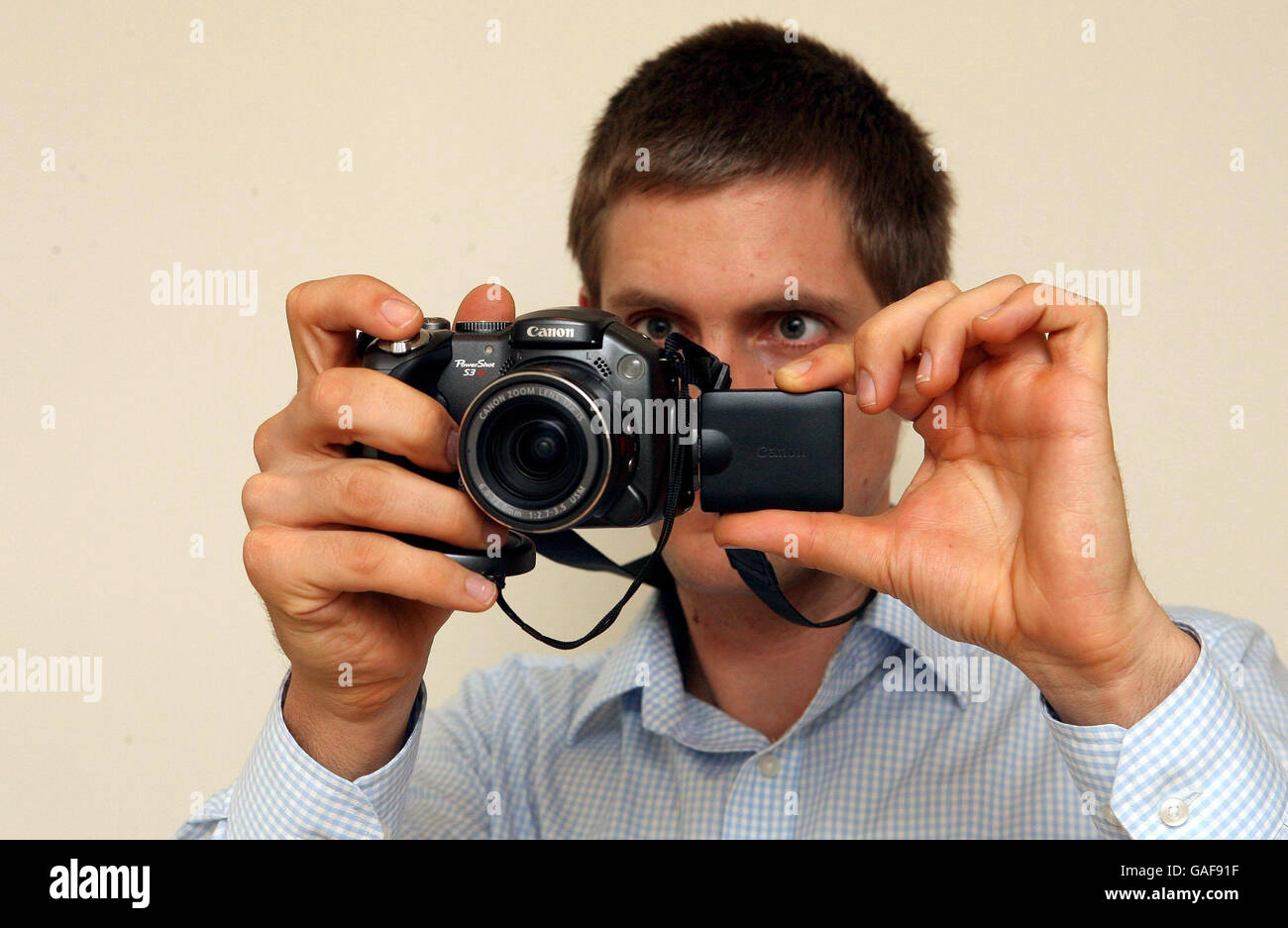 Photo d'un photographe utilisant un caméscope Canon PowerShot S3 IS. Banque D'Images