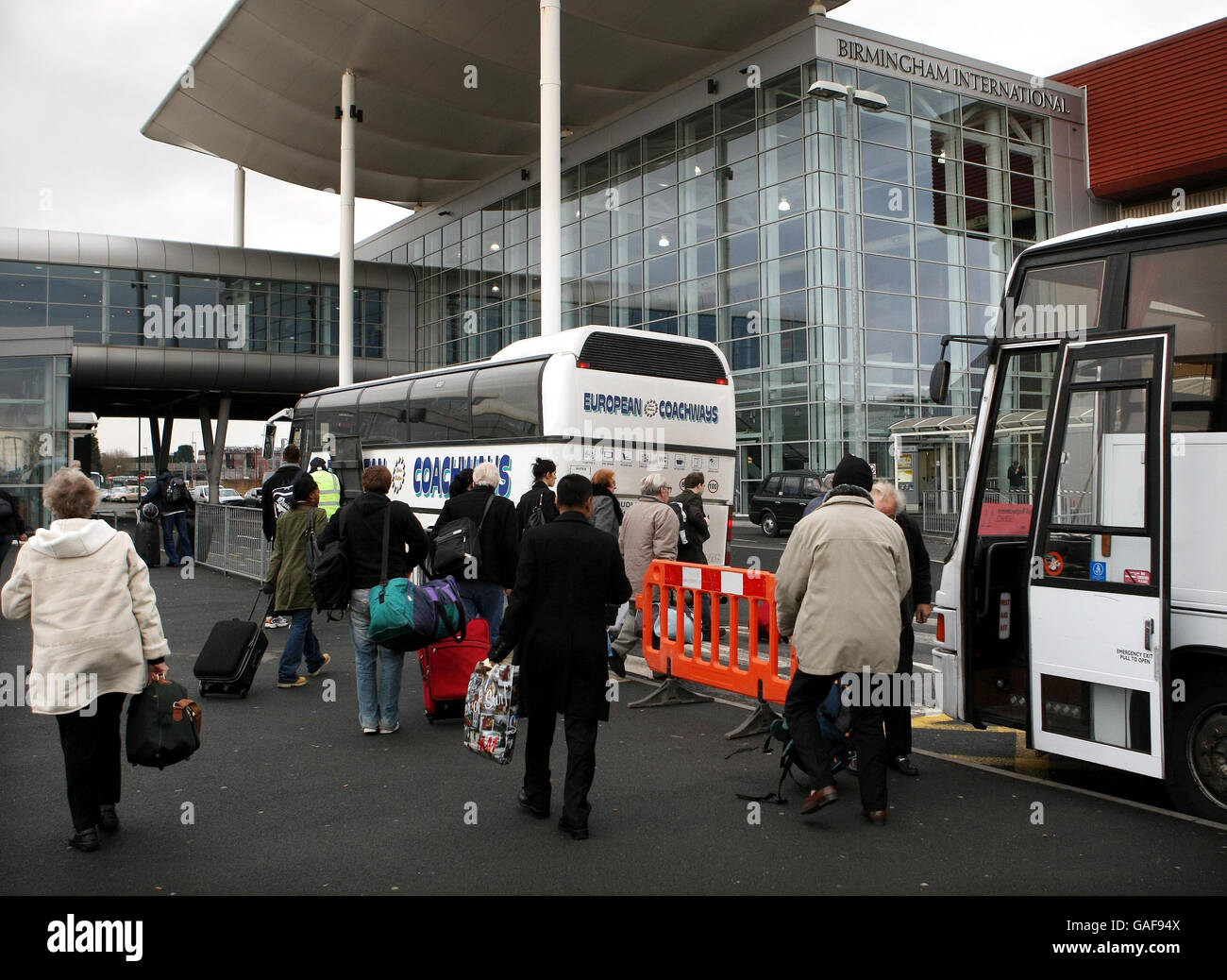 Les passagers du train arrivent aujourd'hui en bus à la gare internationale de Birmingham, après des travaux d'ingénierie importants pendant la période de Noël. Banque D'Images