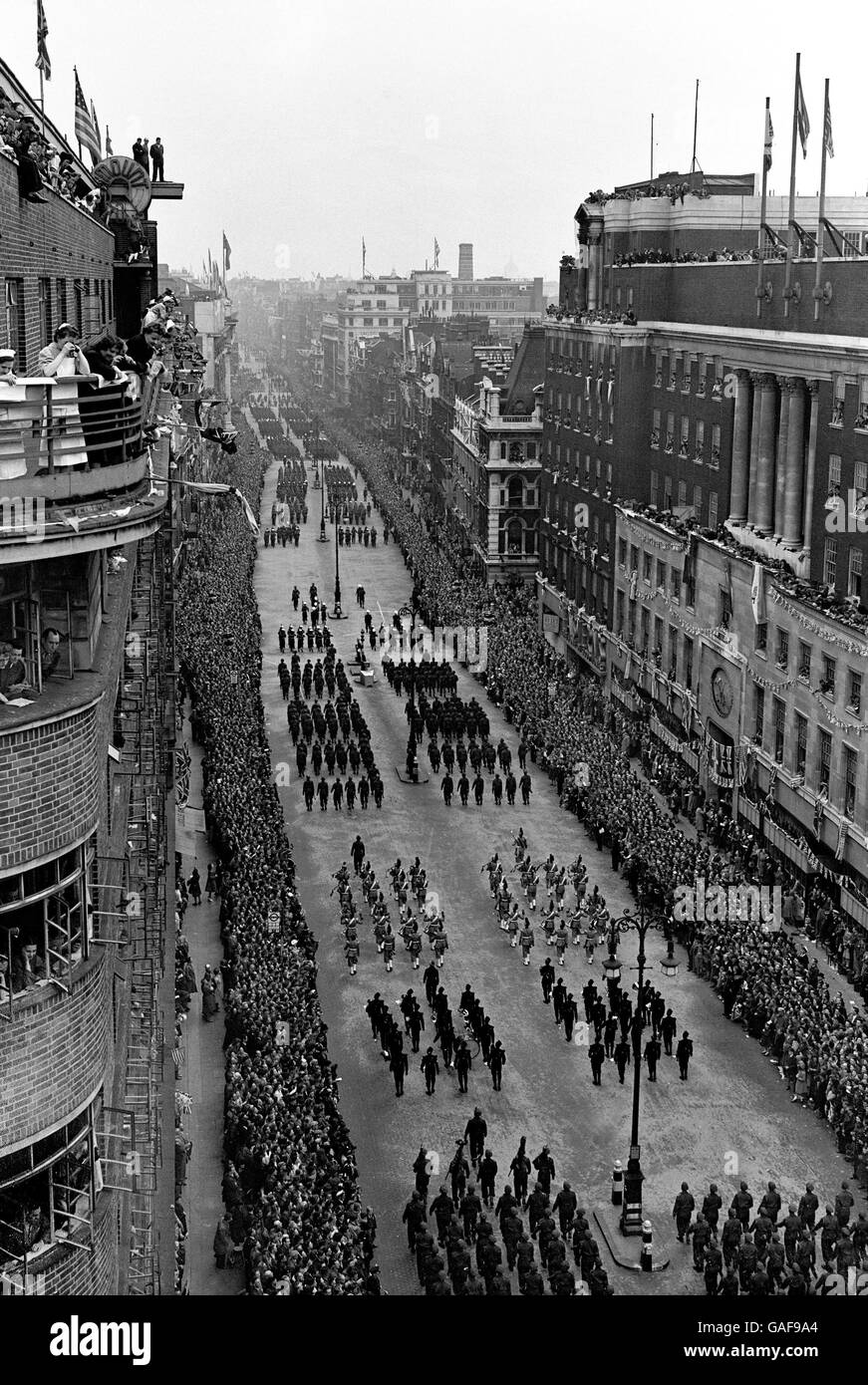 Coutumes et traditions - jour de la victoire - Londres - 1946.La foule envahit les trottoirs d'Oxford Street tandis que la parade le rend loin de Marble Arch. Banque D'Images