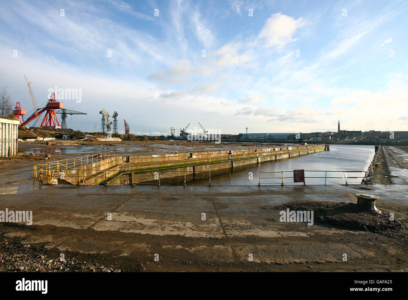 S grues sont à moitié démantelées dans le chantier naval dormant autrefois célèbre pour l'emploi de 1000 travailleurs sur la rivière Tyne. Banque D'Images