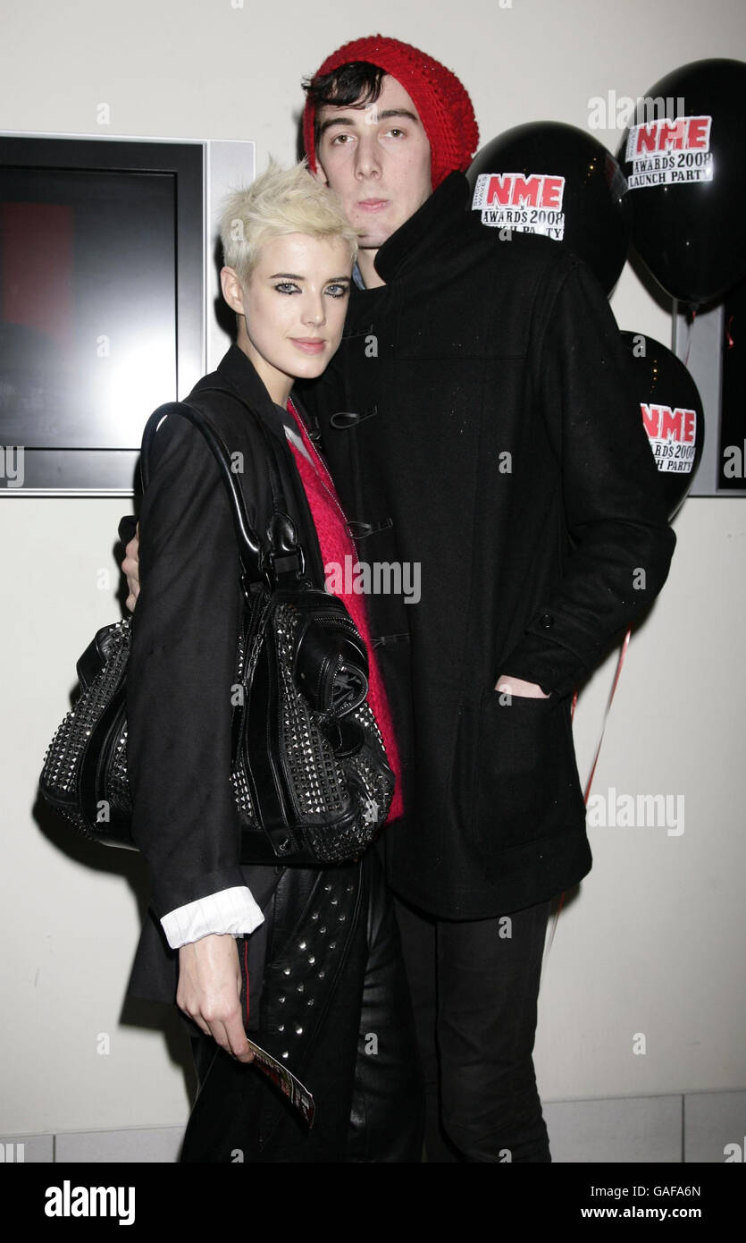 Agyness Deyn et son invité assistent à la soirée de lancement des NME Awards, à l'Indigo O2 de Greenwich, Londres. Banque D'Images
