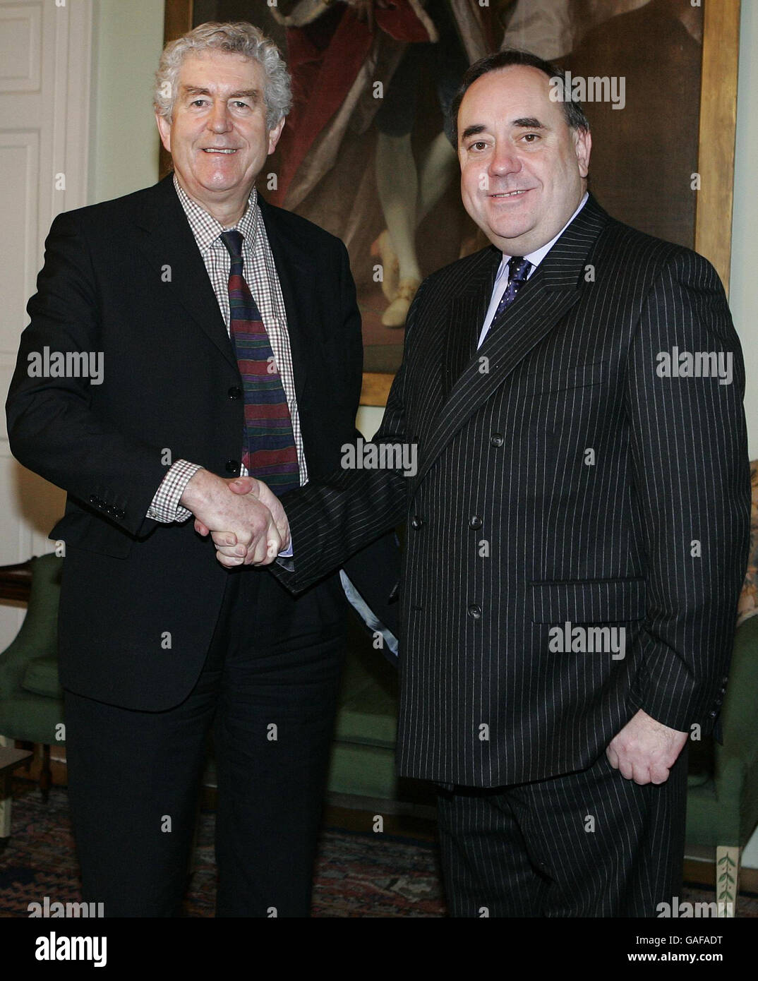 Le premier ministre du pays de Galles, Rhodri Morgan (à gauche) et le premier ministre écossais, Alex Salmond, lors de leur première réunion officielle à Bute House à Édimbourg. Banque D'Images