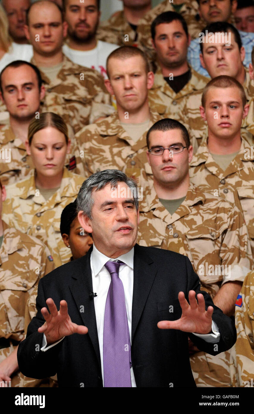 Le Premier ministre britannique Gordon Brown fait une visite surprise aux soldats stationnés à la station aérienne de Basra en Irak. Banque D'Images