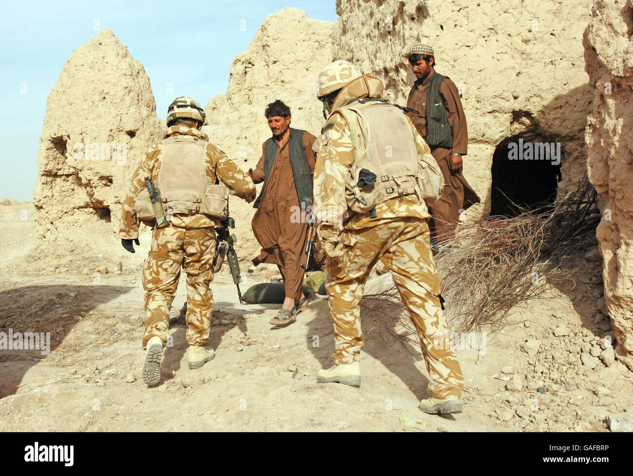 Les policiers locaux rencontrent le Royal Marine Commando près du village de Muktar, près de Lashkar Gah, dans la province de Helmand, en Afghanistan, en tant que patrouille du Royal Marine Commando dans la province. Banque D'Images