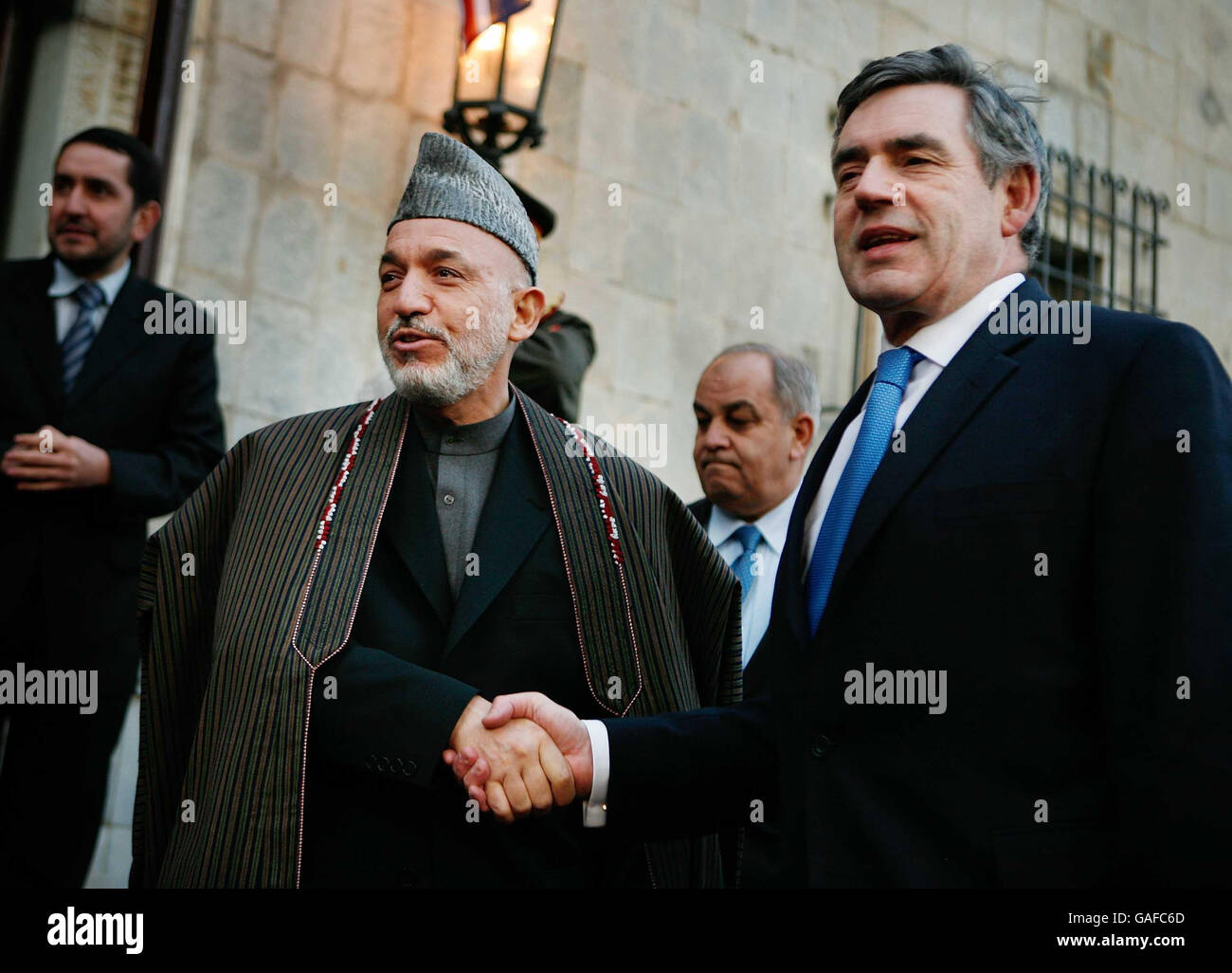Le Premier ministre Gordon Brown (à droite) rencontre le président Karzaï à Kaboul, en Afghanistan. Banque D'Images