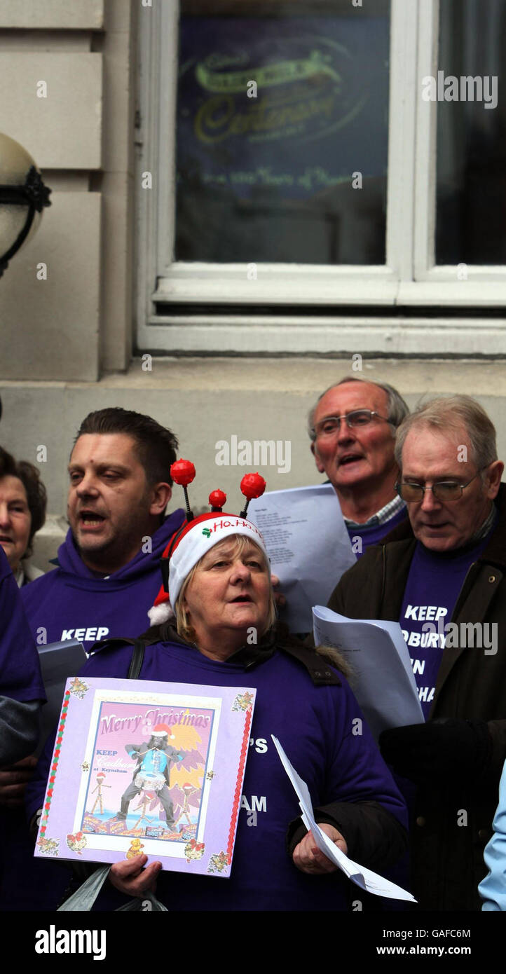 Des employés de l'usine de Cadbury à Keynsham, près de Bristol chantent des chansons modifiées de carol devant le siège social de Cadbury's à Berkley Square, dans le centre de Londres. Banque D'Images