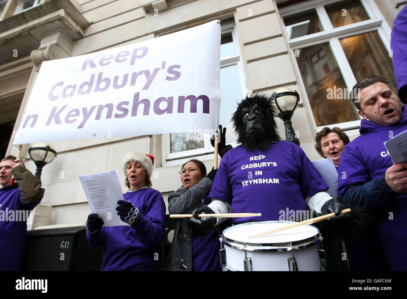 Des employés de l'usine de Cadbury à Keynsham, près de Bristol chantent des chansons modifiées de carol devant le siège social de Cadbury's à Berkley Square, dans le centre de Londres. Banque D'Images