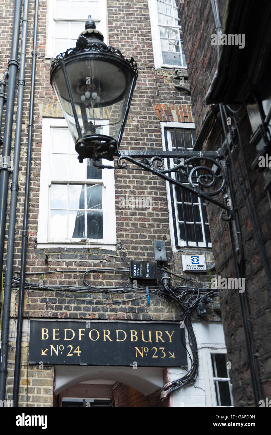 17e siècle fenêtres géorgiennes à Goodwin's Court, à proximité de Covent Garden à Londres, un lieu de tournage pour le chemin de traverse dans Harry Potter Banque D'Images