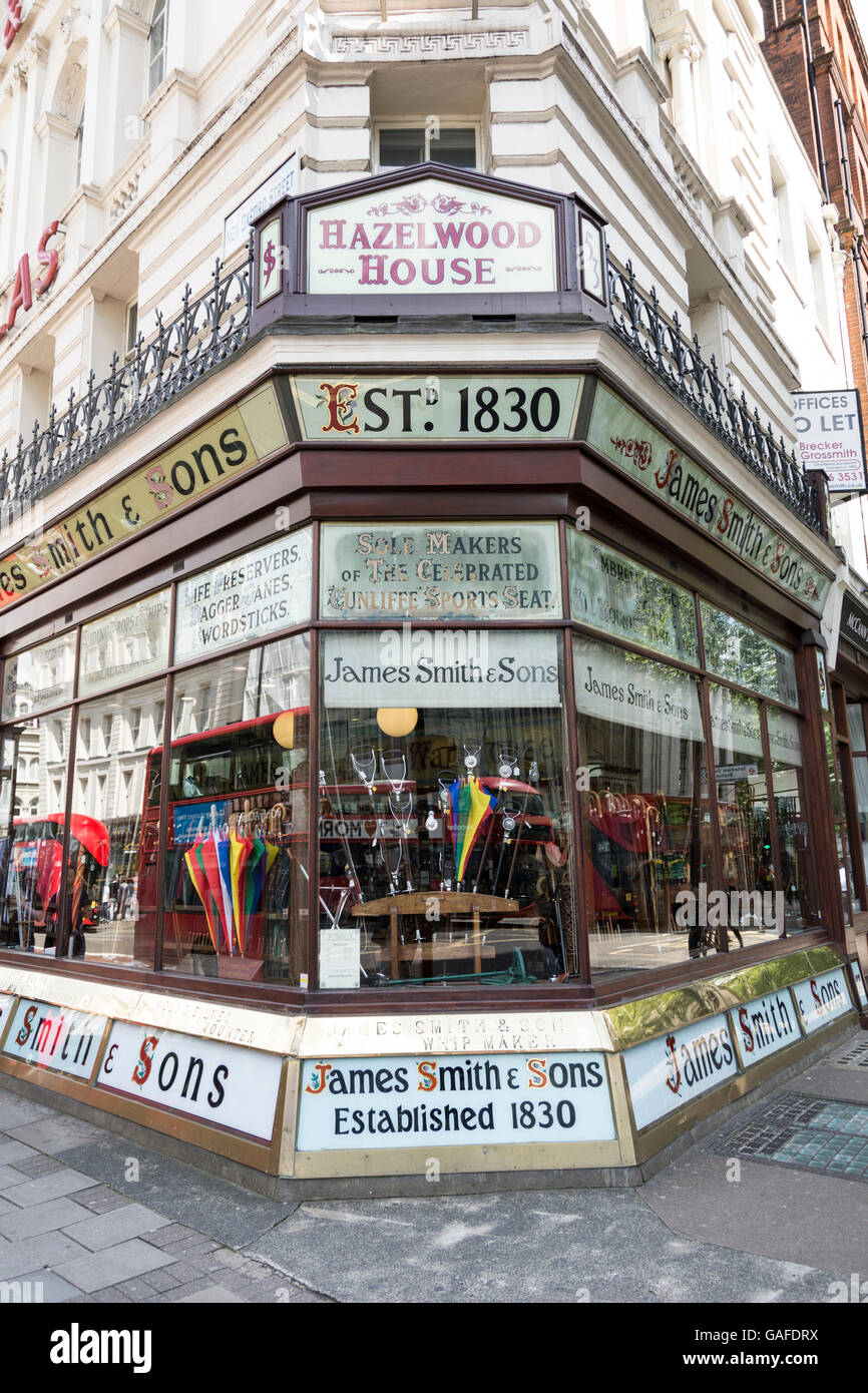 Vitrine extérieure de James Smith & Sons Victorian Parapluie Shop, Hazelwood House, New Oxford Street, Londres, Angleterre, ROYAUME-UNI Banque D'Images