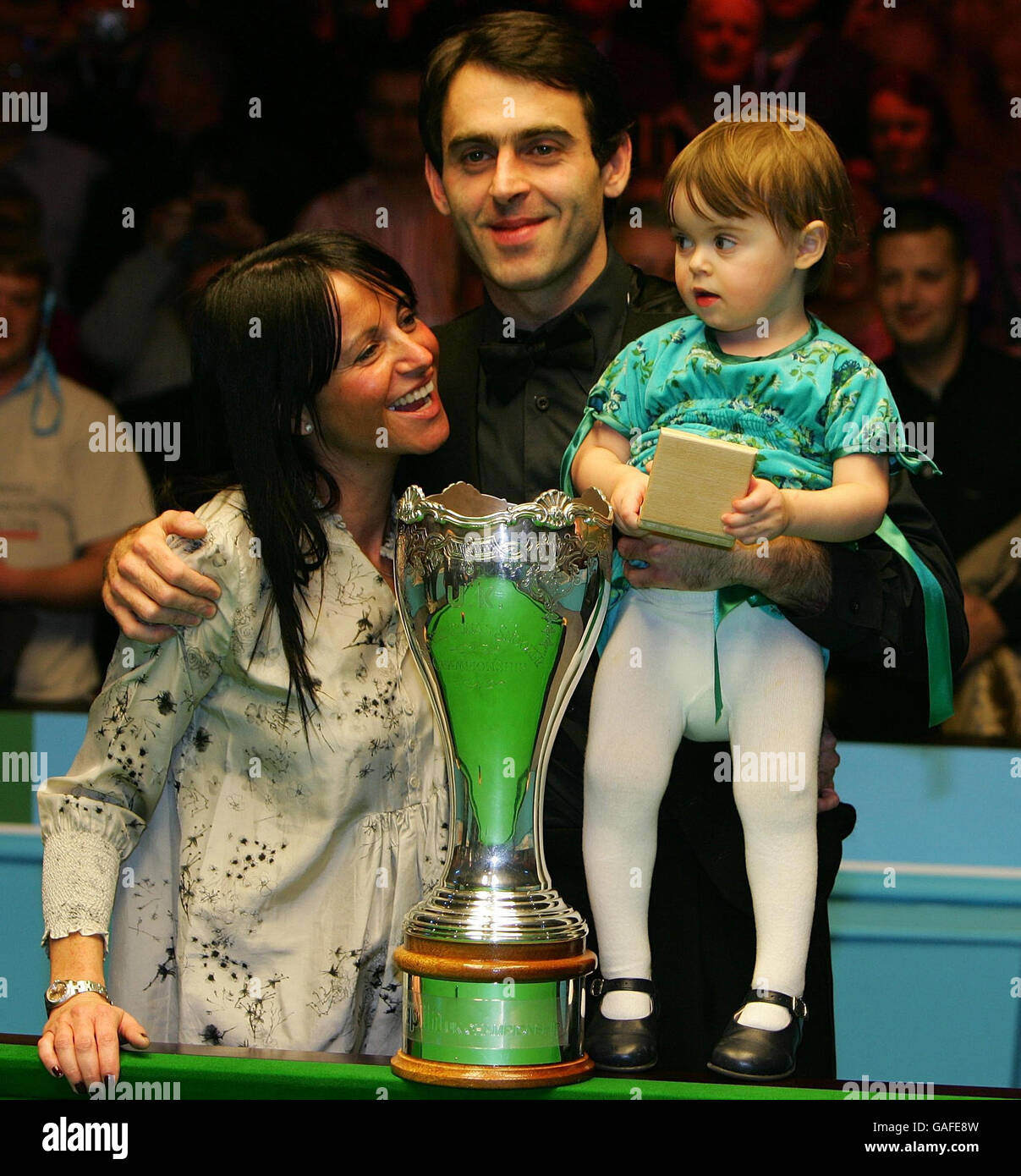 Ronnie O'Sullivan en Angleterre avec son partenaire JO et sa fille Lily après sa victoire à la finale du championnat britannique de Maplin au Centre international de Telford. Banque D'Images