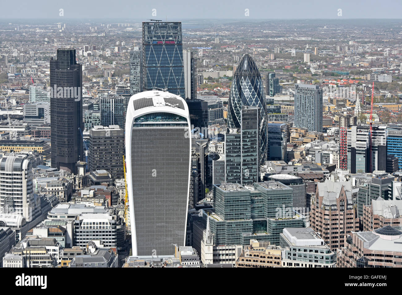 Vue aérienne regardant vers le bas vers les gratte-ciel de la ville de Londres, y compris le bâtiment Walkie Talkie (devant) et le bâtiment Gherkin UK gratte-ciel Angleterre Royaume-Uni Banque D'Images
