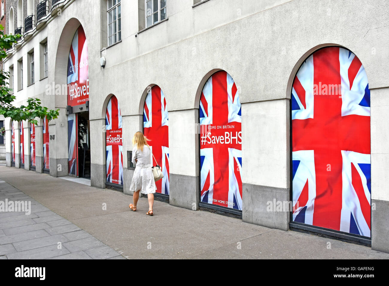 Union Jack Flag conçoit dans windows & entrée de British Home Stores AC immeuble de bureaux à Londres, pendant sa campagne pour éviter la liquidation et la clôture Banque D'Images