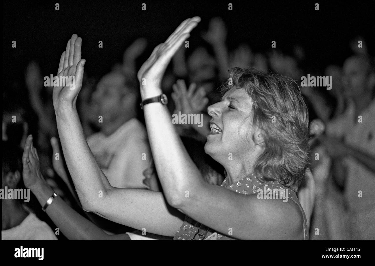 Femme prosterné dans l'église, Banque D'Images