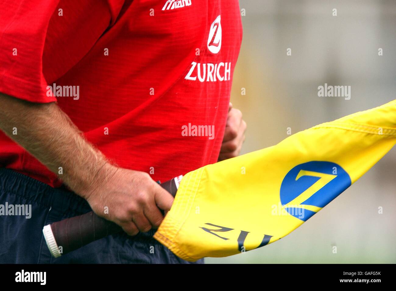 Rugby Union - Zurich Premiership - Leeds Tykes / London Irish. Un juge Touch porte son drapeau Banque D'Images