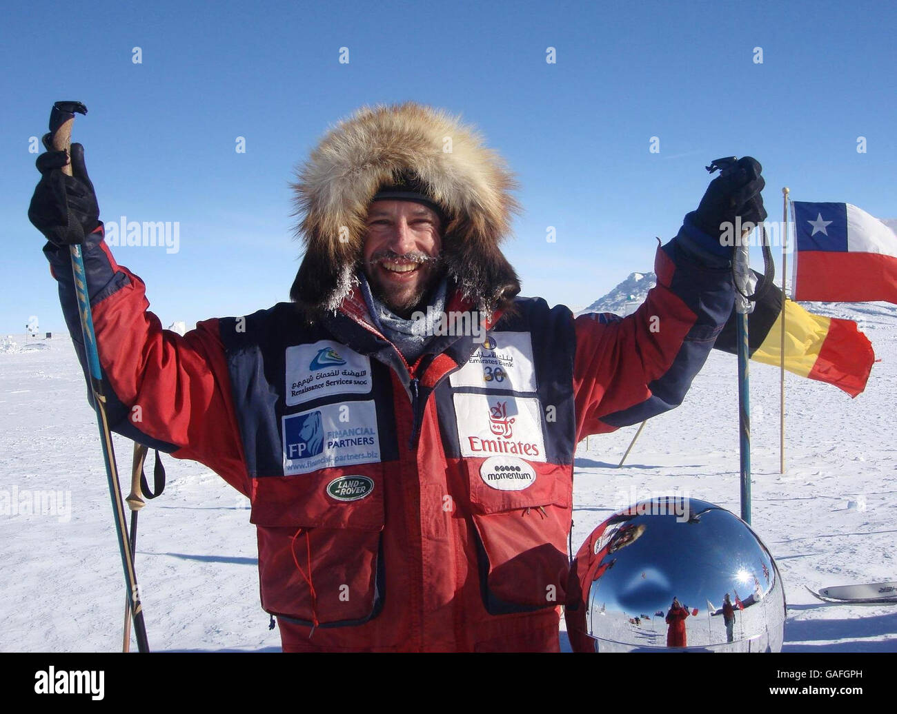 L'explorateur britannique Adrian Hayes, 45 ans, a parlé aujourd'hui de sa « satisfaction profonde » après avoir battu le record pour atteindre les « trois pôles » du monde : le pôle Nord, le pôle Sud et l'Everest. Banque D'Images