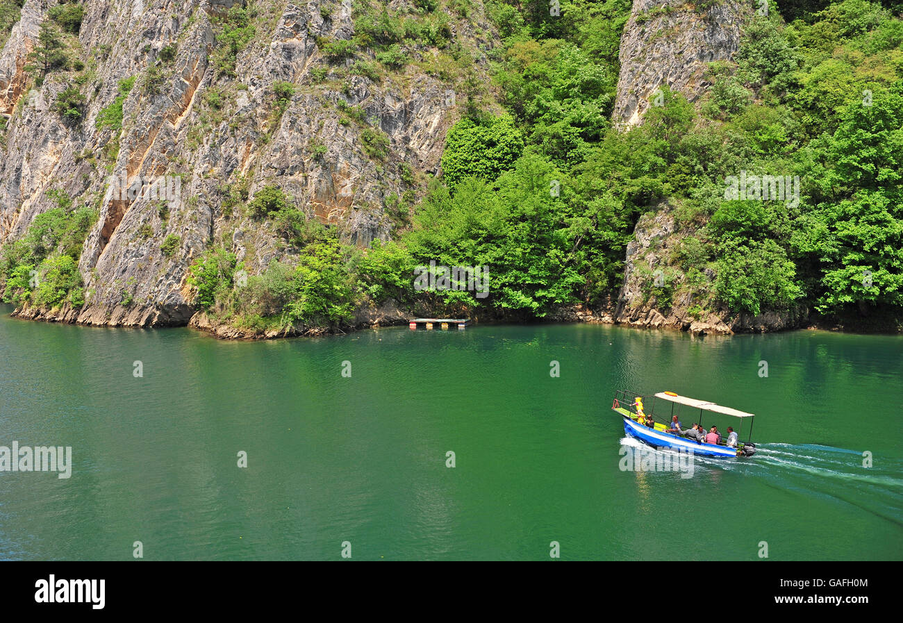 Bateau à moteur dans le lac. Canyon Matka en Macédoine Banque D'Images