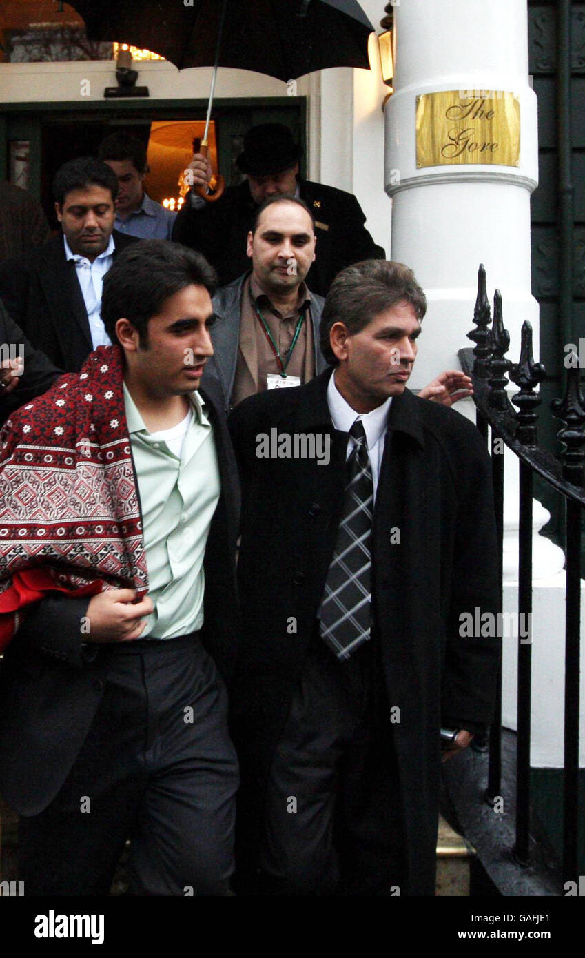 Bilawal Bhutto Zardari, étudiante en droit à Oxford, fils de l’ancien Premier ministre pakistanais Benazir Bhutto, quitte une conférence de presse dans un hôtel du centre de Londres après son retour au Royaume-Uni pour reprendre ses études. Banque D'Images