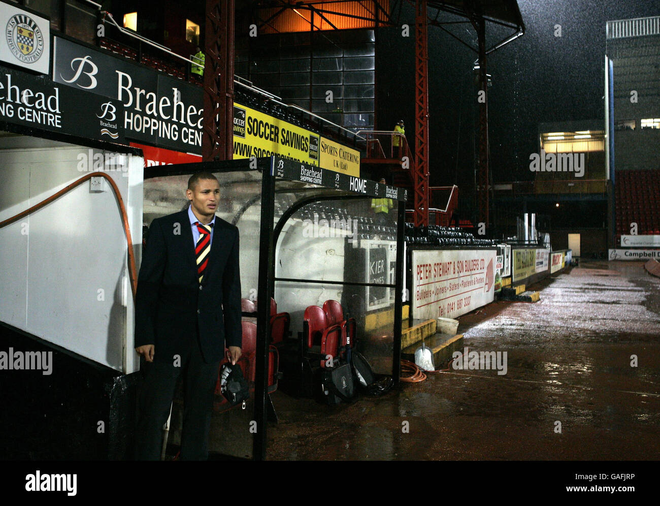 Daniel cousins des Rangers inspecte le terrain avant le match de la première ligue de la Banque Clydesdale à St Mirren Park, dans le Renfrewshire. Banque D'Images