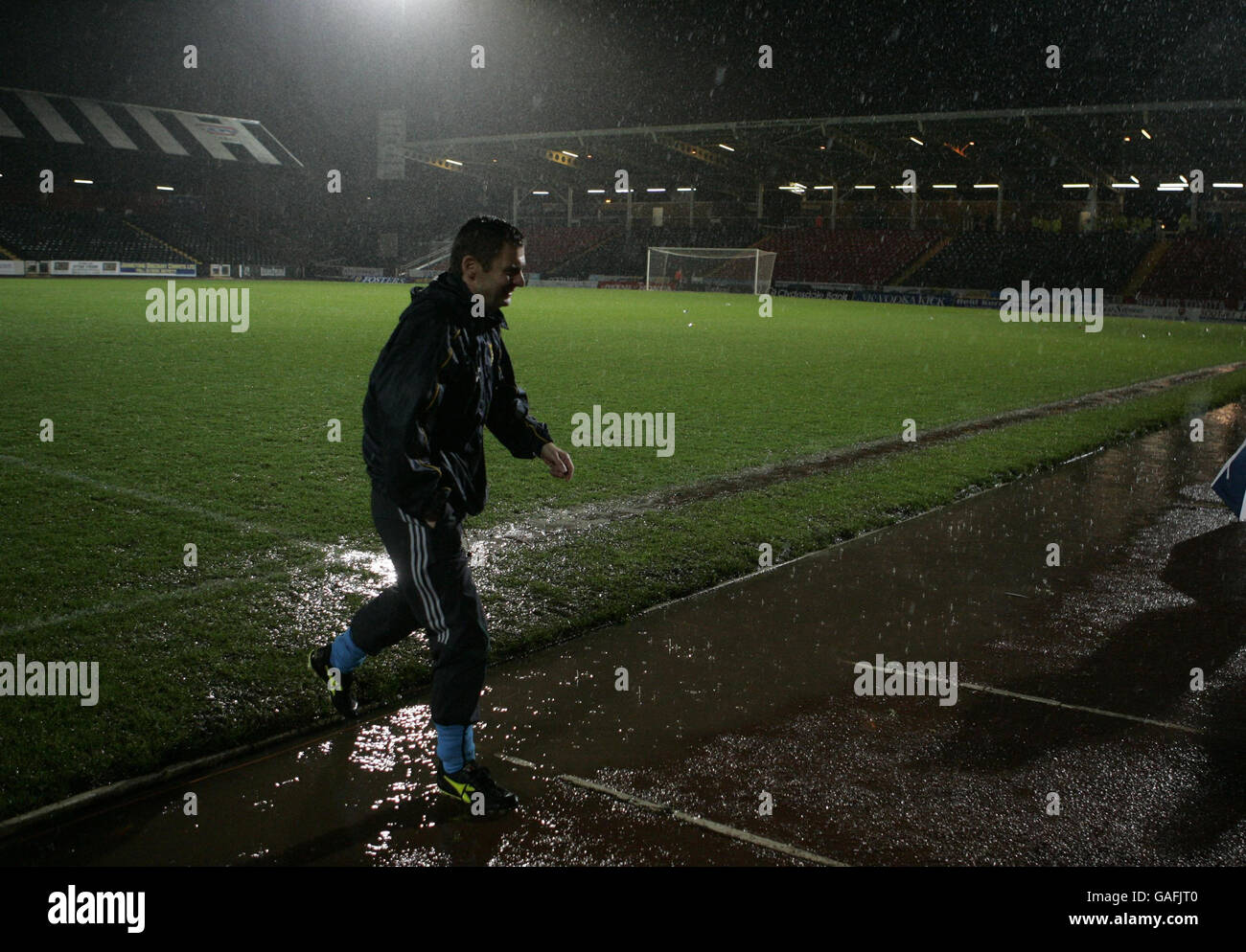 L'arbitre Stuart Dougal passe au-dessus d'une flaque après avoir inspecté le terrain avant le match de la première ligue de la Banque Clydesdale à St Mirren Park, dans le Renfrewshire. Banque D'Images