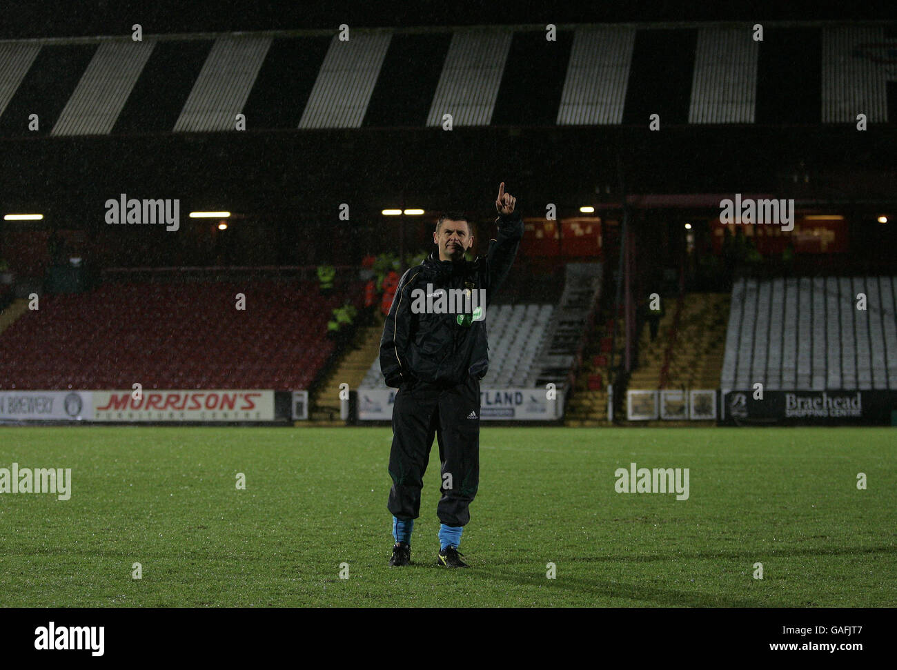 Soccer - Clydesdale Bank Scottish Premier League - St Mirren v Rangers - St Mirren Park.L'arbitre Stuart Dougal inspecte le terrain avant le match de la première ligue de la Banque Clydesdale à St Mirren Park, dans le Renfrewshire. Banque D'Images