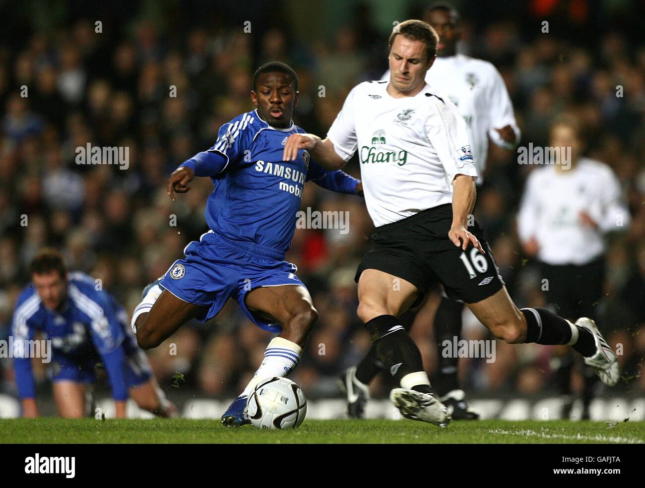 Soccer - Carling Cup - demi-finale - première jambe - Chelsea v Everton - Stamford Bridge.Shaun Wright-Phillips, Chelsea et Phil Jagielka, Everton, se battent pour le ballon Banque D'Images