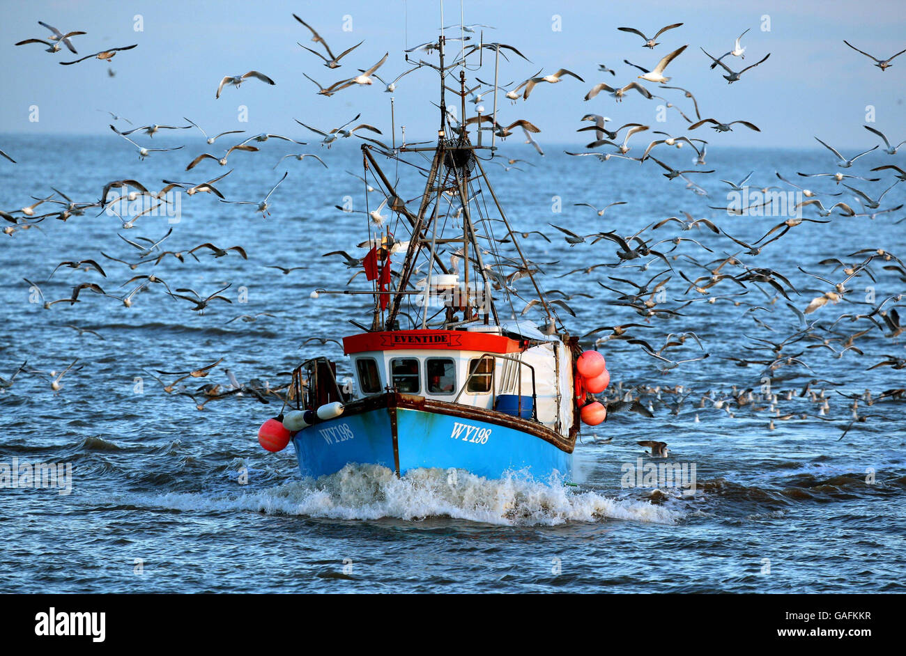 Le dernier bateau de pêche à être utilisé hors de Great Yarmouth, l'« Eventide » retourne au port après une journée de pêche en mer du Nord. Les frères Richard et Jason Clarke, qui exploitent l'Eventide de 32 pi, sont les seuls pêcheurs à temps plein qui sont partis à Great Yarmouth, dans le Norfolk. Banque D'Images