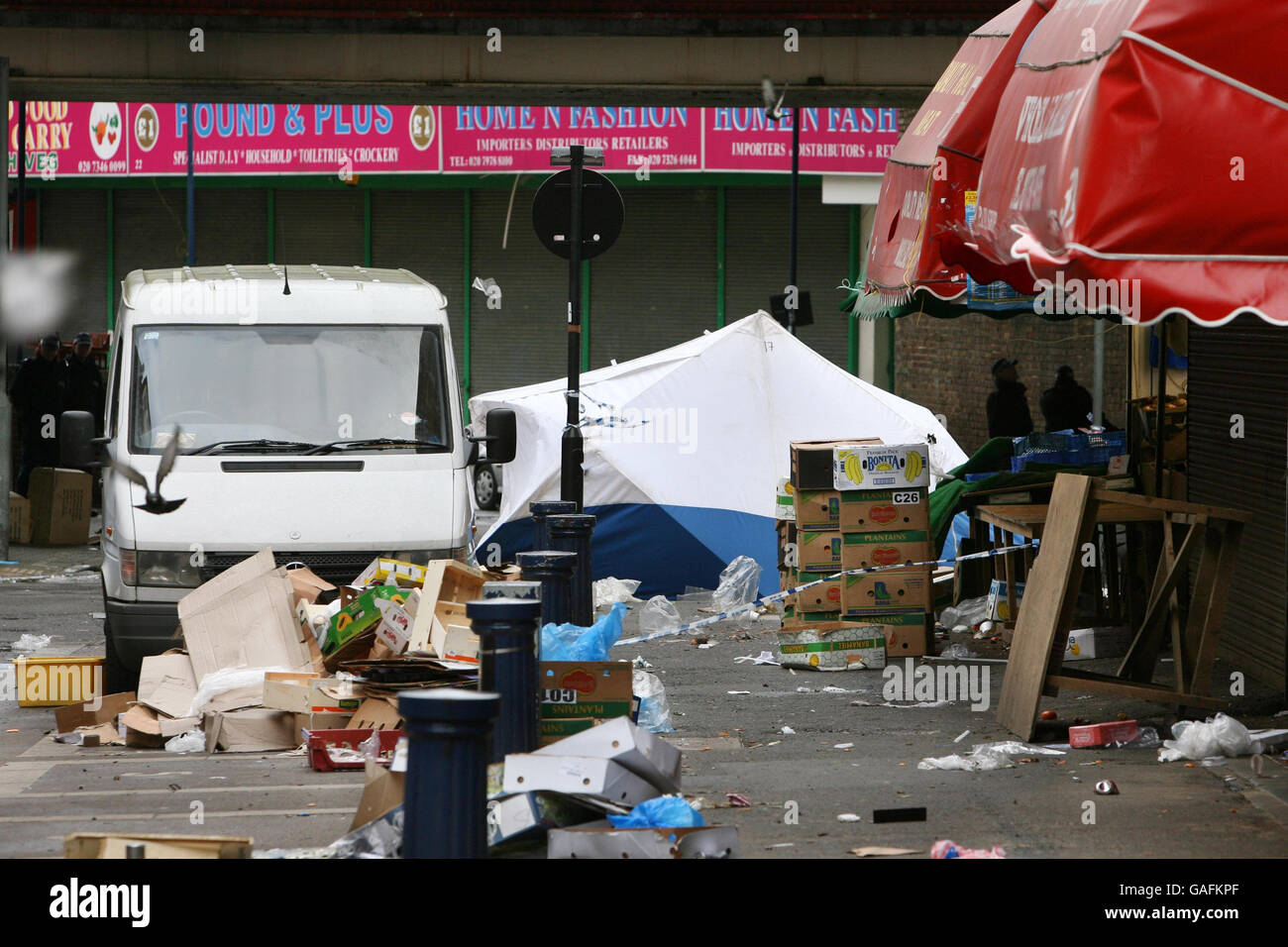 Chasse au meurtre après avoir poignardé marché à Brixton Banque D'Images
